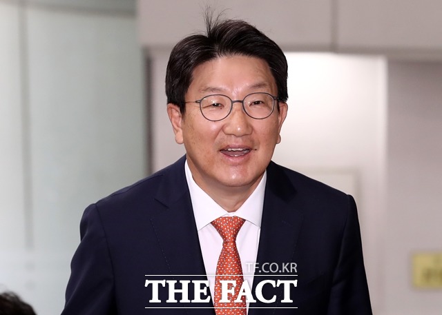 강원랜드 청탁의혹을 받고 있는 권성동 자유한국당 의원이 7일 오전 서울 서초구 서울고등법원에서 열린 항소심 1차 공판에 출석하고 있다. /뉴시스