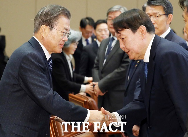 문재인 대통령이 8일 청와대 본관 집현실에서 열린 공정사회를 향한 반부패정책협의회에 참석해 윤석열 검찰총장과 악수를 하고 있다. /뉴시스