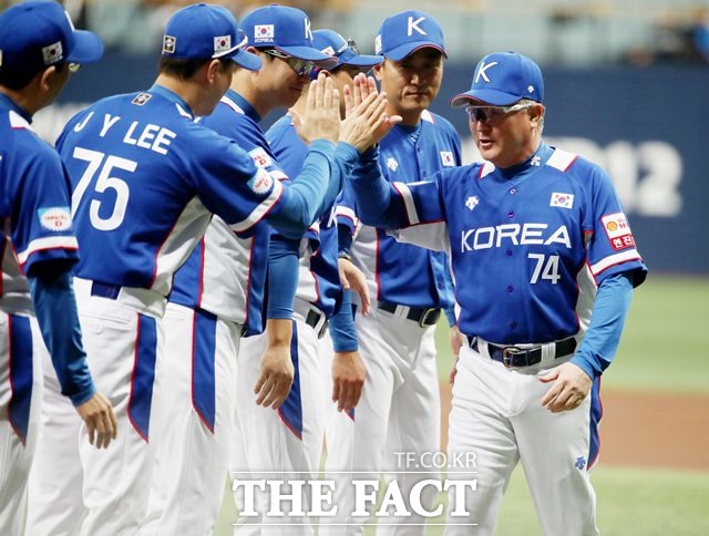 김경문 감독이 이끄는 한국은 8일 쿠바와 2019 프리미어12 서울라운드 최종전에 앞서 슈퍼라운드 진출을 확정했다./고척스카이돔=뉴시스