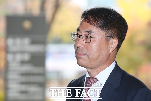 재판 기록 등 자료를 무단 유출한 혐의로 재판에 넘겨진 유해용 전 대법원 수석재판연구관이 11일 서울 서초구 서울중앙지방법원에서 열린 6차 공판에 출석하고 있다. /뉴시스