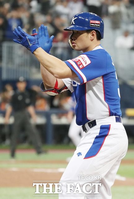 한국의 지명타자 김재환이 11일 미국과 2019 프리미어12 슈퍼라운드 1차전에서 1회 말 기선을 제압하는 3점 홈런으로 분위기를 일신했다./뉴시스
