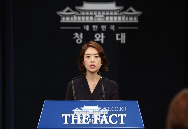 고민정 청와대 대변인은 11일 CBS 라디오 김현정의 뉴스쇼와 인터뷰에서 문재인 대통령의 임기 중반기 지지율과 관련한 보수 야당의 비판과 관련해 박근혜 정부 당시의 임기 중반 지지율 40%에 미치지 못했다며 받아쳤다.