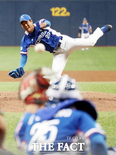 한국 선발 김광현이 12일 대만과 2019 프리미어12 슈퍼라운드 2차전에서 4회를 버티지 못 하고 강판당했다./뉴시스