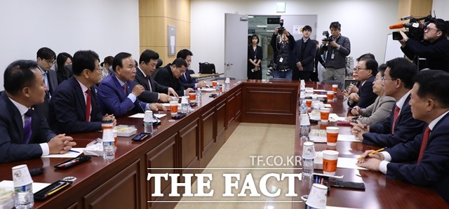 박덕흠(왼쪽 세번째) 자유한국당 의원이 12일 오전 서울 여의도 국회 의원회관에서 열린 한국당 재선 의원 긴급 조찬 간담회에 참석해 모두발언을 하고 있다. /뉴시스