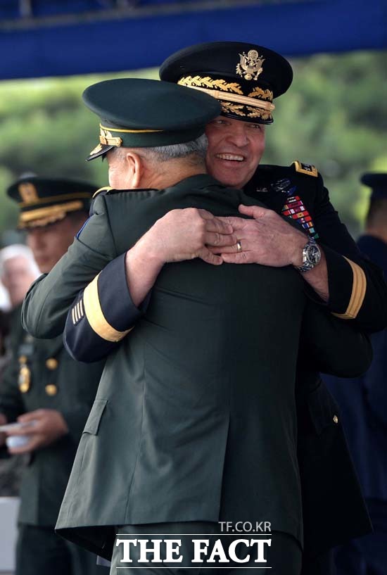 제임스 서먼 전 한미연합 사령관은 북한의 비핵화에 대해서도 가능성을 낮게 봤다. 2013년 서울 용산기지에서 열린 한미연합사 부사령관 이-취임식에서 서먼 전 사령관이 권오성 부사령관과 포옹을 하고 있는 모습. /뉴시스