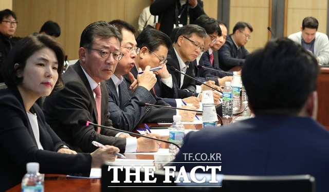 한국당 총선기획단 관계자들이 14일 오후 국회 의원회관에서 열린 2020 총선 디자인 워크숍에서 토론자들의 이야기를 경청하고 있다. /뉴시스