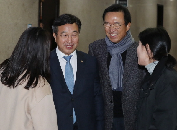 더불어민주당 총선기획단은 이날 2차 전체회의를 열고 공직선거후보자검증위원회를 오는 17일까지 설치키로 결론을 내렸다. 회의에 참석하기 전 기자들에게 질문 받고 있는 윤호중 민주당 총선기획단장. /뉴시스