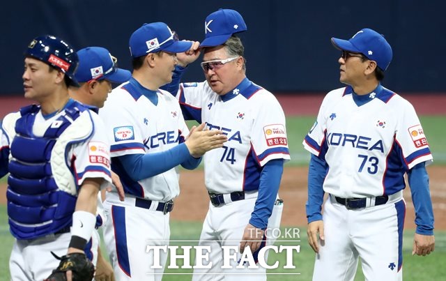 김경문 감독이 이끄는 한국야구대표팀이 15일 도쿄돔에서 열린 멕시코와 2019프리미어12 슈퍼라운드 3차전에서 7-3으로 승리, 결승진출을 확정하면서 2020도쿄올림픽 본선 출전 티켓을 확보했다./뉴시스