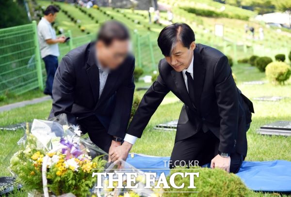 조국 전 법무부 장관이 지난 9월 14일 부산 기장군 부산추모공원을 방문, 상관의 폭언 등을 견디지 못하고 2016년 극단적인 선택을 한 고 김홍영 전 검사의 묘소를 참배하고 있다. /뉴시스