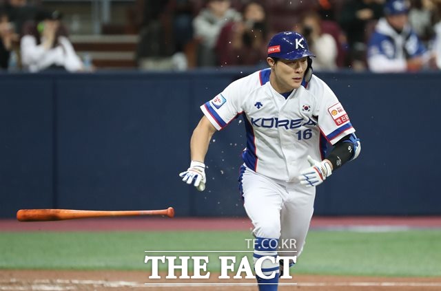 한국의 김하성이 17일 일본 도쿄돔에서 벌어진 일본 프리미어12 결승전에서 1회 초 일본 벤치를 당혹스럽게 하는 선제 투런 홈런을 날리며 기선제압에 성공했다./뉴시스