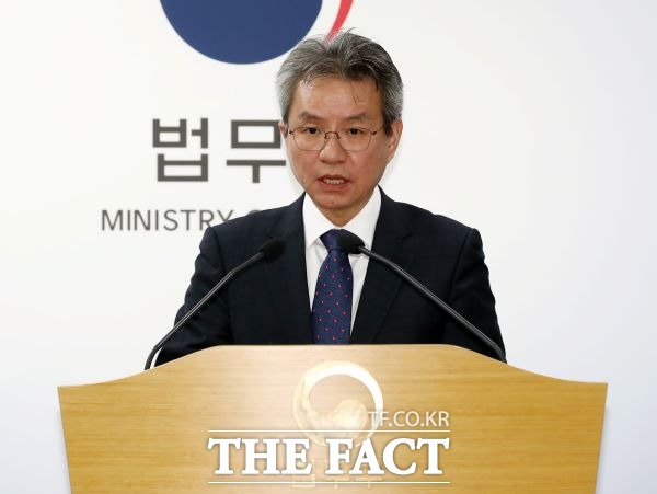 김남준 법무·검찰개혁위원회 위원장이 18일 오후 정부과천청사 법무부 브리핑룸에서 법무·검찰 개혁위원회 제8차 권고안을 발표하고 있다. /뉴시스
