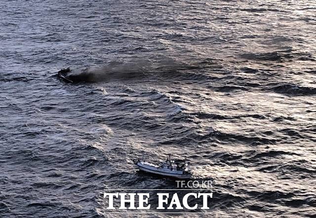 풍랑주의보가 발효 중인 19일 오전 7시9분께 제주 차귀도 서쪽 76㎞ 해상에서 선원 12명이 탄 통영선적 연승어선 D호(29t)에서 불이 났다는 신고가 해경에 접수됐다. 어선에서 연기가 피어오르고 있다. (사진=제주해양경찰서 제공)/뉴시스