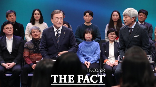 문재인 대통령이 19일 오후 서울 MBC 미디어센터에서 열린 국민이 묻는다, 2019 국민과의 대화에 참석해 발언하고 있다. /뉴시스