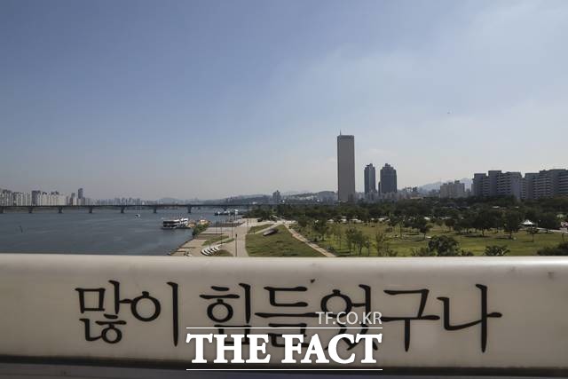 지난해 우리나라의 자살률이 경제협력개발기구(OECD) 회원국 36개 가운데 1위를 차지했다. 사진은 서울 마포대교 자살예방 문구의 모습. / 뉴시스