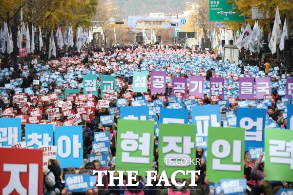 철도노조가 파업 4일차인 23일 오후 서울 종로구 조계사 앞에서 결의대회를 열고 현장 인력 충원, 임금피크제 폐지, 정부교섭 등을 촉구하고 있다. /뉴시스