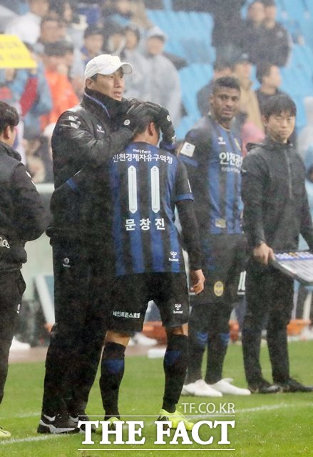 췌장암 투병 중인 유상철 인천 감독이 24일 인천축구전용경기장에서 열린 상주 상무와 K리그1 파이널 36라운드 홈경기에서 후반 31분 선제 결승골을 터뜨린 문창진을 격려하고 있다./인천=뉴시스