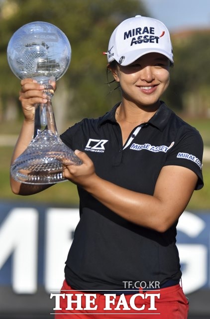 빨간 바지의 마법사 김세영이 25일 올 시즌 LPGA 최종전인 CME그룹투어챔피언십에서 와이어 투 와이어 우승을 하며 시즌 3승, 통산 10승을 거두고 포즈를 취하고 있다./네이플스 티뷰론(미 플로리다주)=AP.뉴시스