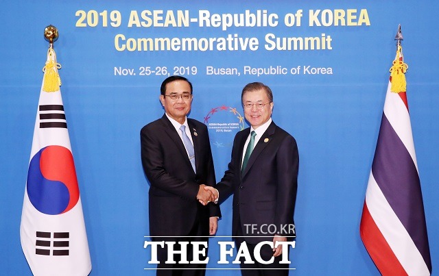 문재인 대통령과 쁘라윳 짠오차 태국 총리가 25일 오전 부산 한 호텔에서 정상회담 전 기념촬영을 하고 있다. /뉴시스