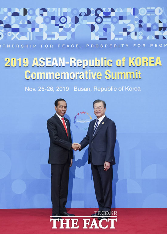 이번 현대자동차의 인도네시아 공장 투자 결정에는 인도네시아와의 신뢰 관계 구축 및 교류 확대 분위기를 만들어낸 정부의 신남방정책이 긍정적인 영향을 미쳤다는 평가가 나온다. 사진은 문재인 대통령이 지난 26일 부산 벡스코에서 열린 한·아세안 특별정상회의 개별 영접에 참석해 조코 위도도 인도네시아 대통령과 기념촬영을 하고 있는 모습. /뉴시스