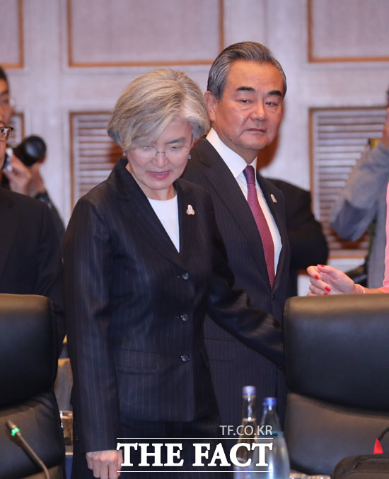 중국 왕이 국무위원 겸 외교부장이 4일 공식 방한한다. 지난 23일 오전(현지시각) 일본 나고야 관광호텔에서 열린 G20(주요 20개국) 외교장관회의에 참석한 강경화 외교부장관 옆으로 중국 왕이 외교부장이 지나가고 있다. /뉴시스