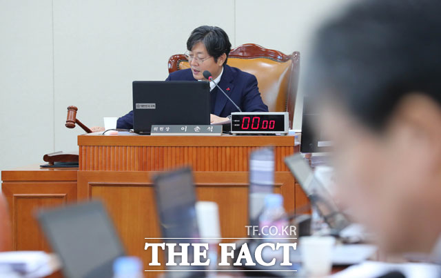 30일 기획재정위원회에 따르면 내년부터 체납액이 2억 원 이상인 고액·상습 체납자를 유치장에 감치할 수 있게 된다. 사진은 이춘석 기획재정위원회 위원장이 지난 29일 서울 여의도 국회에서 열린 전체회의에 참석해 의사봉을 두드리고 있는 모습. /뉴시스