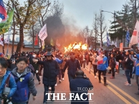  시위 도중 '횃불 행진·신발 투척'…경찰 