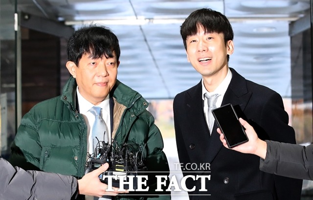 이재웅 쏘카 대표(왼쪽)와 박재욱 브이씨앤씨 대표(오른쪽)가 2일 오전 서울 서초구 서울중앙지법에서 열린 타다 법정 공방 관련 1심 1차 공판에 출석하고 있다. /뉴시스