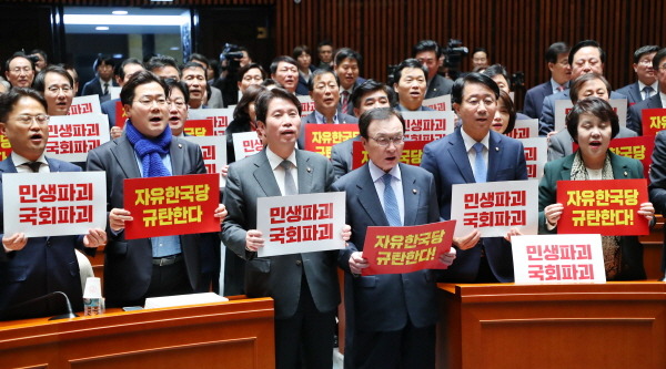 더불어민주당은 2일 의원총회를 열고 지난 29일 자유한국당의 필리버스터(무제한 토론) 신청으로 꽉 막힌 정국을 풀기 위한 해법을 논의했다. 이해찬 민주당 대표는 한국당이 필리버스터를 철회하지 않으면 다른 길을 택하겠다며 한국당의 입장 변화를 촉구했다. 의총에서 한국당 규탄 구호를 외치고 있는 이 대표(가운데 오른쪽)와 이인영(가운데 왼쪽)원내대표 /뉴시스