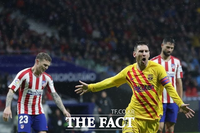 바르셀로나의 리오넬 메시가 2일 열린 라리가 15라운드 원정경기에서 아틀레티코 마드리드에 1-0으로 승리하는 후반 41분 결승골을 터뜨린 뒤 기뻐하고 있다./마드리드(스페인)=AP.뉴시스