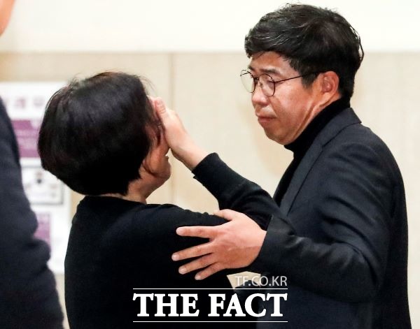 백원우 전 청와대 민정비서관이 3일 오전 서울 서초구 서울성모장례식장에 마련된 전 민정비서관실 특별감찰반 수사관의 빈소를 찾아 조문 후 유가족과 대화를 하고 있다. /뉴시스