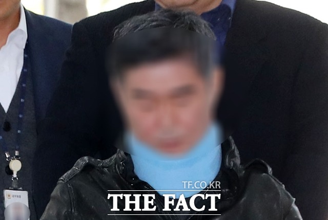 웅동학원 의혹을 받는 조국 전 법무부 장관의 동생 조 모 씨의 첫 재판이 3일 오전 서울중앙지법 형사21부 심리로 열렸다. 사진은 조 씨가 지난달 31일 오전 구속 전 심문(영장실질심사)을 받기 위해 서울 서초구 서울중앙지방법원으로 출석하는 모습. /뉴시스