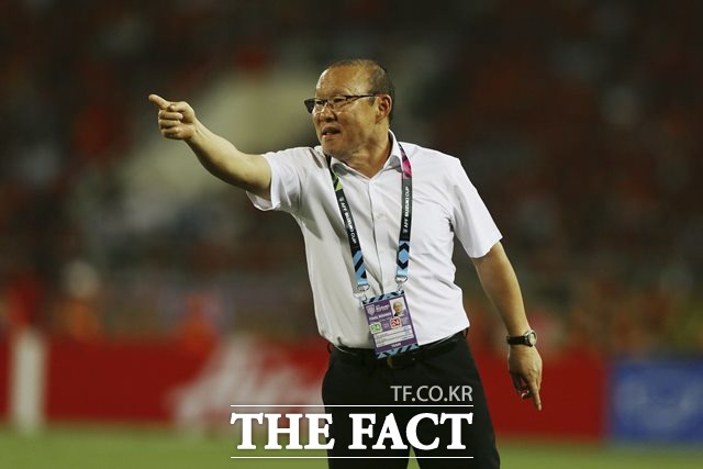 박항서 감독이 이끄는 베트남 축구가 3일 싱가포르와 SEA게임 B조 4차전에서 1-0 승리를 거두며 60년 만의 정상탈환에 박차를 가하고 있다./AP.뉴시스