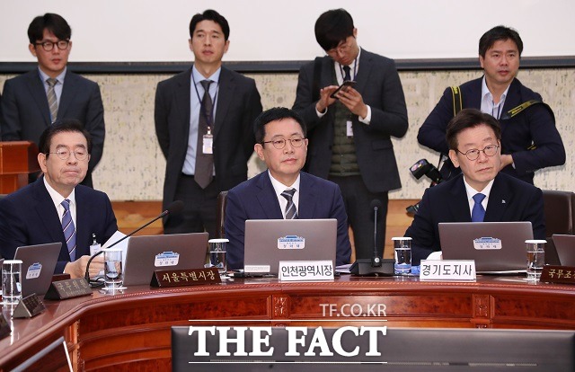 박원순(왼쪽부터) 서울시장, 박남춘 인천시장, 이재명 경기도지사가 3일 오전 청와대 본관에서 열린 국무회의에 참석해 자리에 앉아 있다. /뉴시스