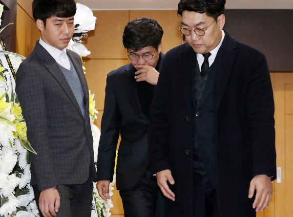 백원우 전 청와대 민정비서관이 지난해 12월 3일 오전 서울 서초구 서울성모장례식장에 마련된 전 청와대 민정비서관실 특별감찰반 수사관의 빈소를 찾아 조문한 뒤 나오고 있다./뉴시스