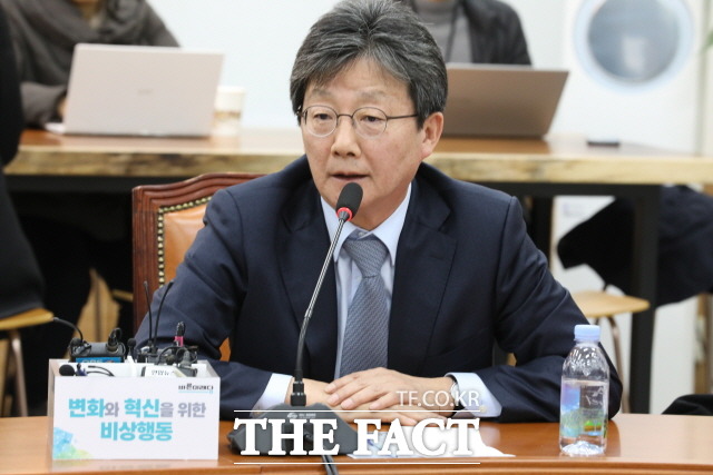 5일 유승민 전 바른미래당 대표는 원내대표 문제와 관련해 당연히 임기가 보장된 자리라며 비판했다. /뉴시스