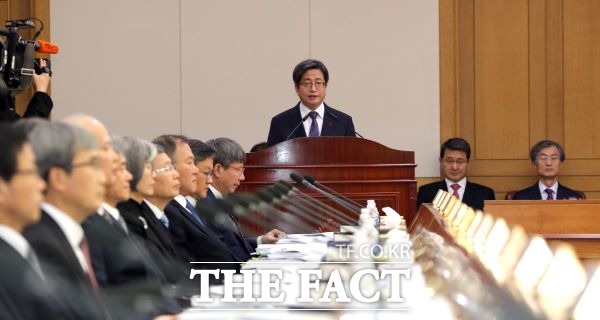 김명수 대법원장이 6일 오전 전국법원장회의가 열린 서울 서초구 대법원 대회의실에서 모두발언을 하고 있다. /뉴시스