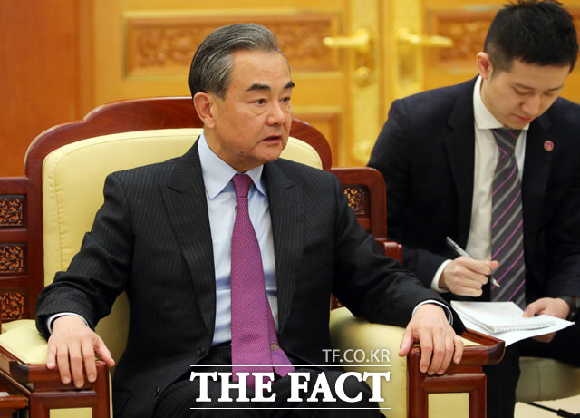 27일 정부에 따르면 왕이 중국 외교담당 국무위원 겸 외교부장이 10월 중 방한을 추진하고 있다고 알려졌다. 지난해 12월 청와대에서 문재인 대통령을 만난 왕이 부장의 모습. /뉴시스