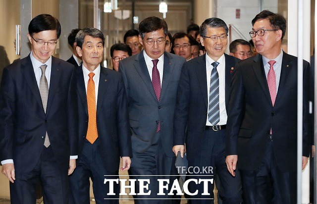 방문규 한국수출입은행장(왼쪽부터), 이동걸 KDB산업은행장, 신학철 LG화학 부회장, 은성수 금융위원장, 이대훈 NH농협은행장이 9일 서울 강서구 마곡 LG사이언스파크에서 열린 LG화학-금융기관 공동 2차전지산업 육성 산업·금융 협력 프로그램 협약식에 참석하고 있다. /뉴시스 yesphoto@newsis.com