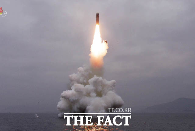 전문가들은 북한이 ICBM을 쏠지, 긴장 국면을 이어갈지에 대한 분석이 엇갈렸다. 조선중앙TV는 지난 10월 동해 원산만 수역에서 새형의 잠수함탄도탄(SLBM) 북극성-3형 시험발사를 성공적으로 진행했다고 보도했다. /조선중앙TV.뉴시스