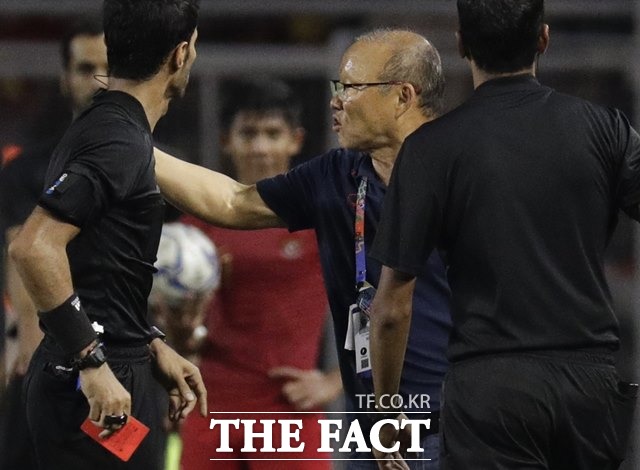 베트남 U-22 축구대표팀을 이끌고 SEA게임 우승을 차지한 박항서 감독이 10일 인도네시아와 결승전에서 심판 판정에 항의를 하다가 레드카드를 받고 있다./마닐라=AP.뉴시스
