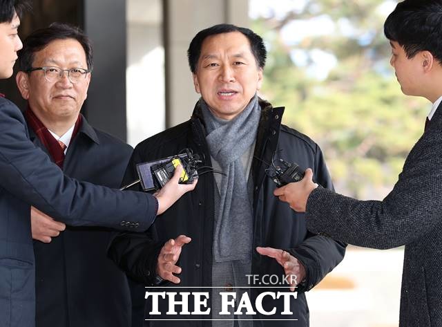 청와대 하명수사 의혹을 제기한 김기현 전 울산시장이 15일 참고인 신분으로 조사를 받기 위해 서울 서초구 서울중앙지방검찰청에 출석하던 중 취재진의 질문에 답하고 있다. /뉴시스