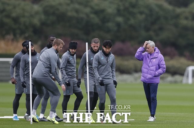 토트넘의 무리뉴 감독이 키켜보는 가운데 손흥민(오른쪽 두 번째)과 선수들이 훈련을 하고 있다./AP.뉴시스