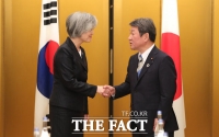  한일외교장관, 10분간 환담… 수출규제·북핵 논의