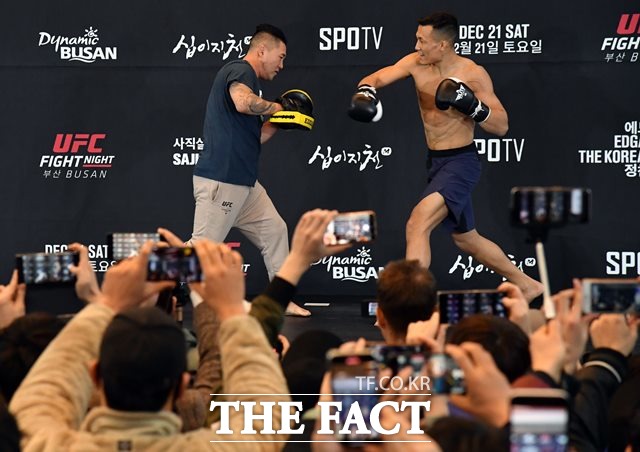 정찬성과 에드가의 격돌을 앞두고 UFC부산 열기가 뜨겁다. 사진은 정찬성(오른쪽)이 UFC Fight Night 부산의 사전 이벤트인 공개훈련 행사를 갖고 있는 장면./부산=뉴시스