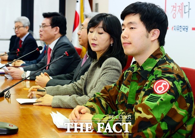 장 부대변인이 지난 2017년 3월 한국당 비상대책위원회 위원 시절 예비군 훈련 참석에 앞서 군복을 입고 비대위 회의에 참석한 모습. /뉴시스