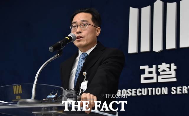 이진동 수원지검 2차장 검사가 23일 오후 경기 수원시 영통구 수원지방검찰청 브리핑실에서 이춘재 연쇄살인 8차 사건 재심과 관련한 조사 결과를 발표하고 있다. / 뉴시스