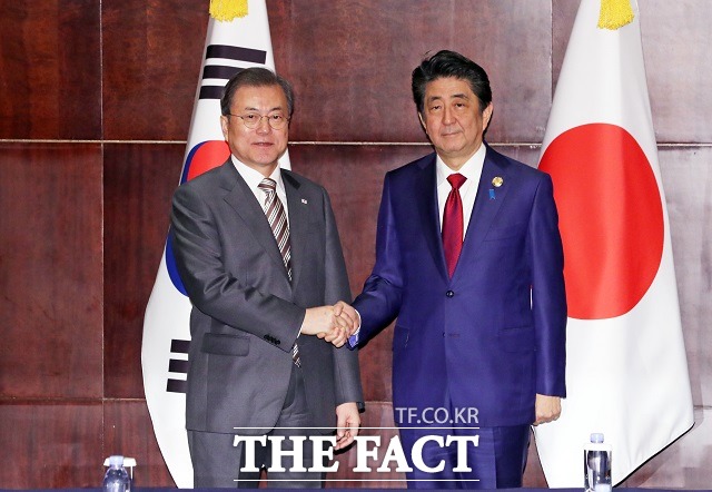 문재인 대통령과 아베 신조 일본 총리가 24일 중국 쓰촨성 청두 샹그릴라 호텔에서 열린 한일 정상회담 전 악수를 하고 있다. /뉴시스