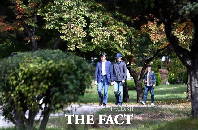 사진은 조국 전 장관과 아들 조 모 씨가 지난 10월 24일 오전 경기 의왕시 서울구치소에서 부인 정경심 동양대학교 교수 접견을 마친 후 구치소를 나서는 모습. /뉴시스