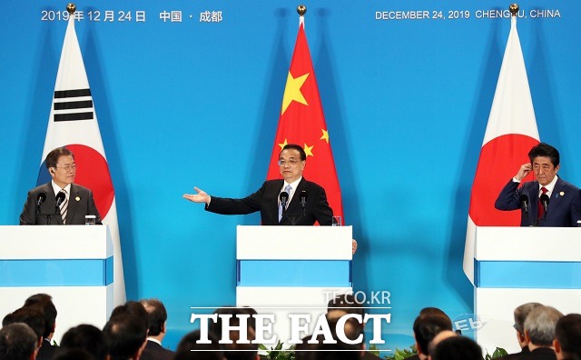 문재인 대통령과 리커창 중국 국무원 총리, 아베 신조 일본 총리가 24일 중국 청두의 세기성 국제회의장에서 한중일 정상회의를 한 후 공동 언론발표를 하고 있다. /뉴시스