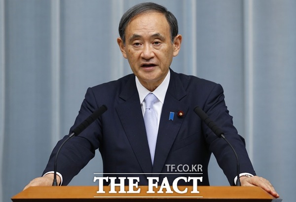 스가 요시히데 일본 관방장관(사진)이 차기 일본 총리로 유력하다는 보도가 나왔다. 1일 일본 언론들은 차기 총리 선출방식으로 자민당이 양원총회를 통해 선출한다고 보도했다. /뉴시스·AP